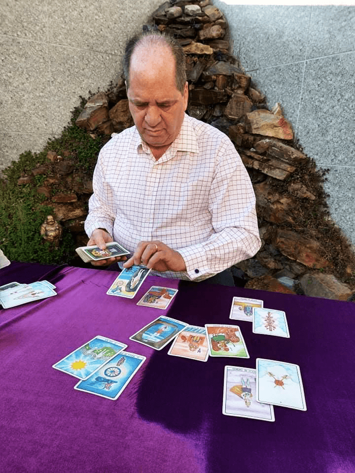 Sedona Psychic Paul Simons reading Tarot cards